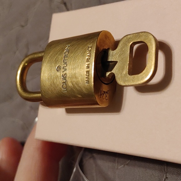 Louis Vuitton lock & key # 321 with trunks & bag charm - Picture 7 of 8